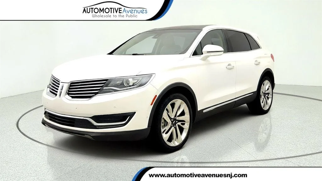 Used 2017 White Platinum Metallic Tri-Coat Lincoln Reserve AWD w/ Technology Package & 21