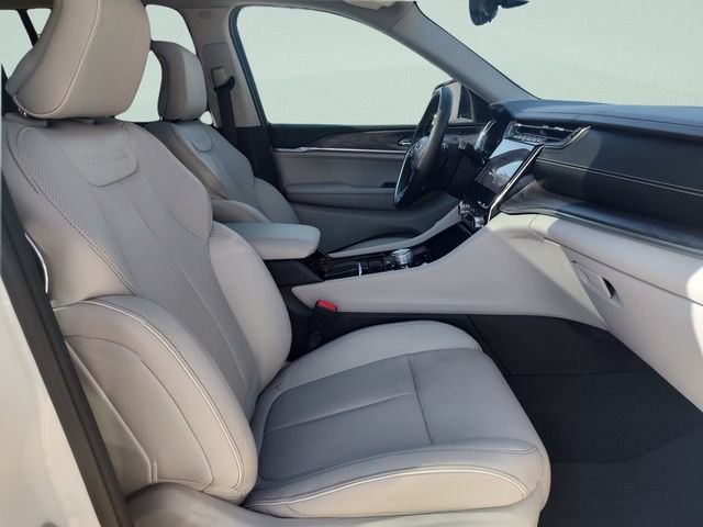 Used 2022 White Jeep Overland image 32