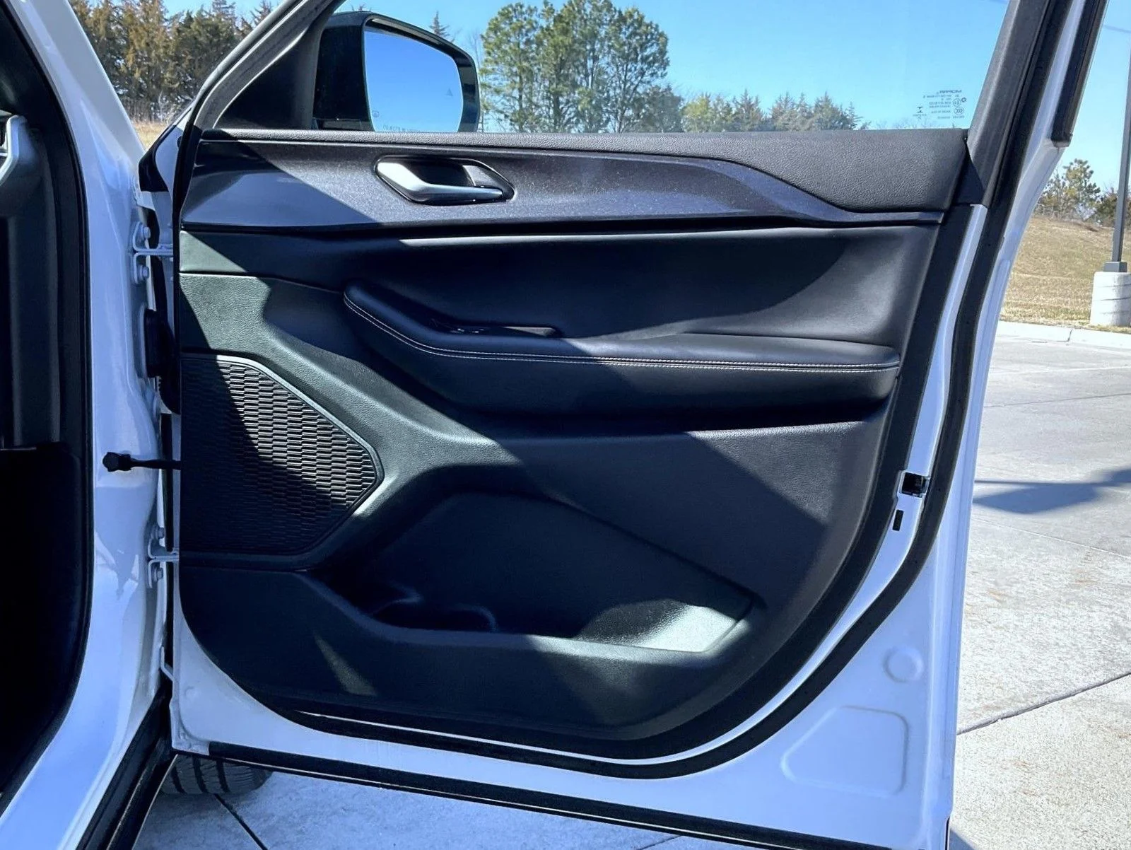 Used 2023 White Jeep Altitude X image 17