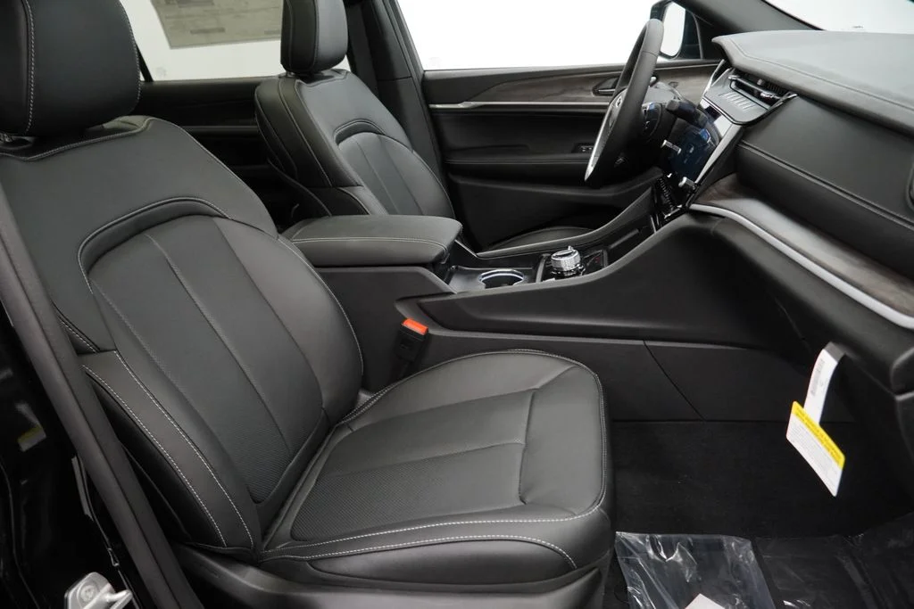 New 2026 Diamond Black Crystal Pearl-Coat Exterior Paint Jeep Limited image 34