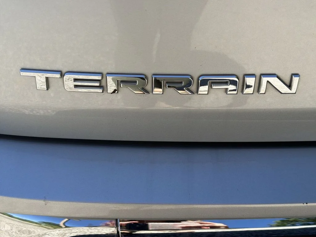 Used 2021 Silver GMC SLT image 32