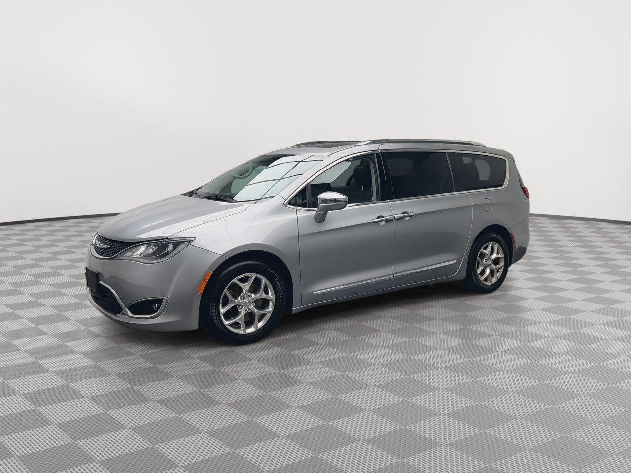 Used 2018 Billet Silver Metallic Clearcoat Chrysler Limited image 38
