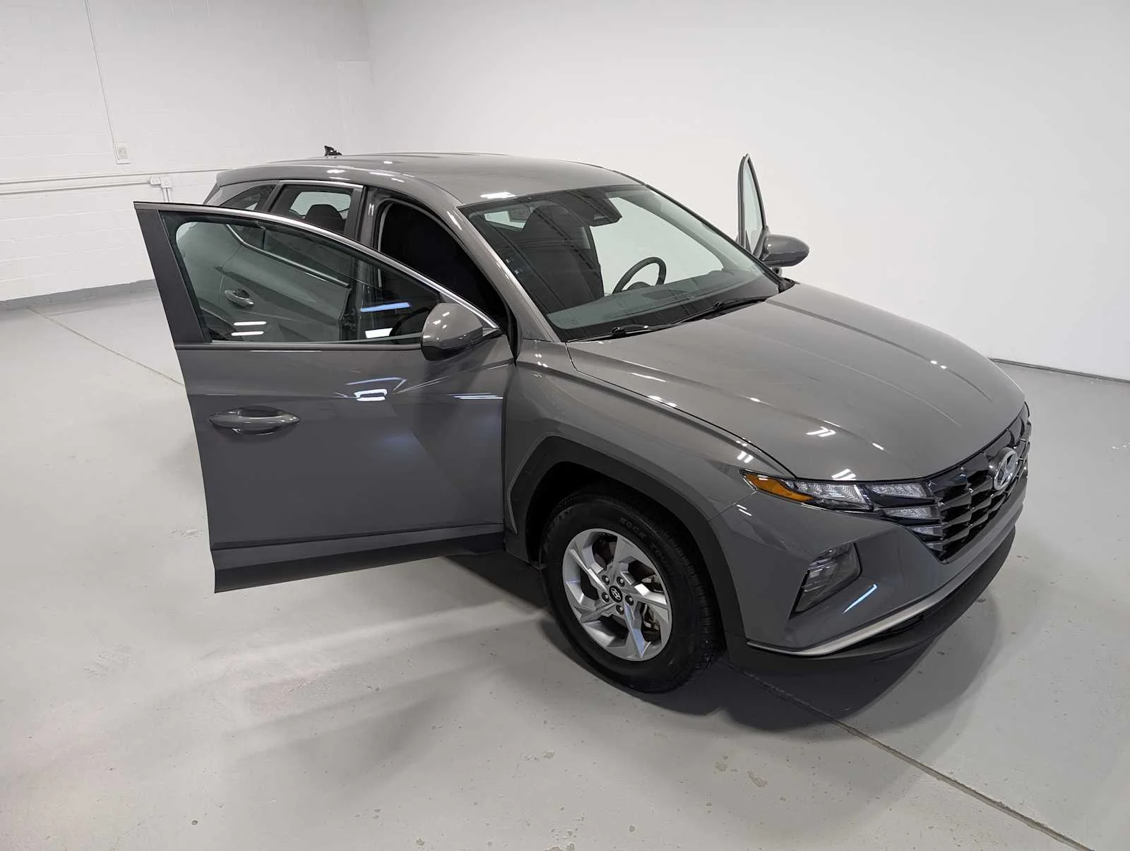 Used 2024 Hampton Gray Hyundai SE image 16