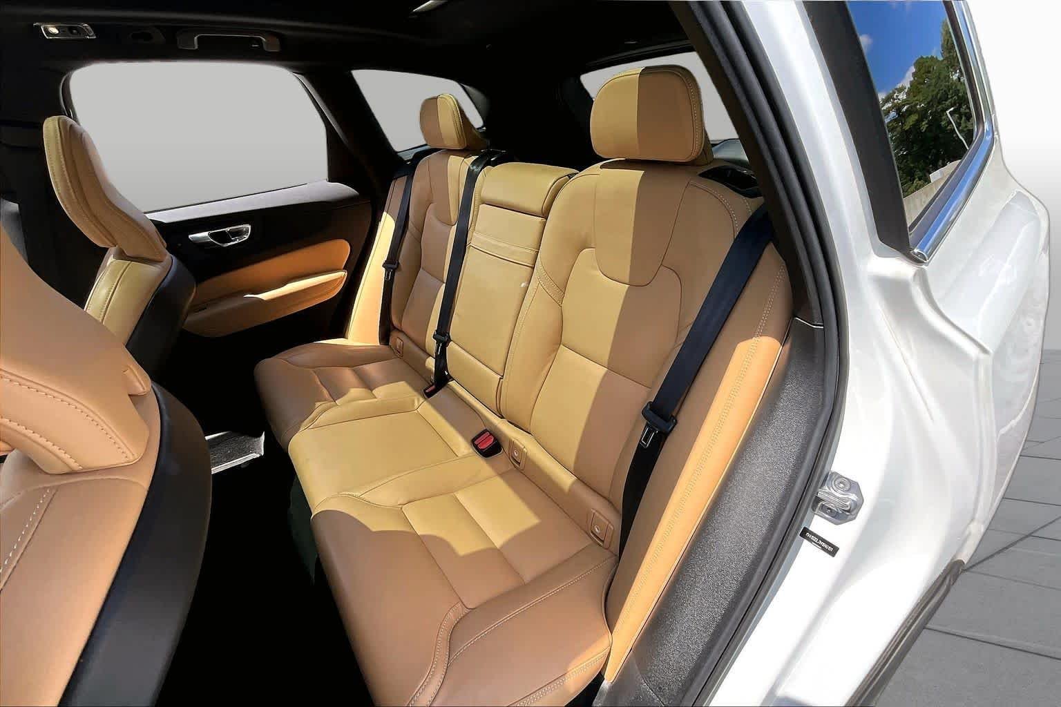 Used 2021 Crystal White Metallic Volvo Inscription image 21