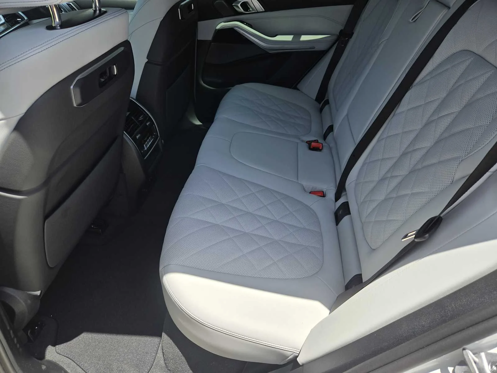 New 2026 Alpine White BMW xDrive40i image 9