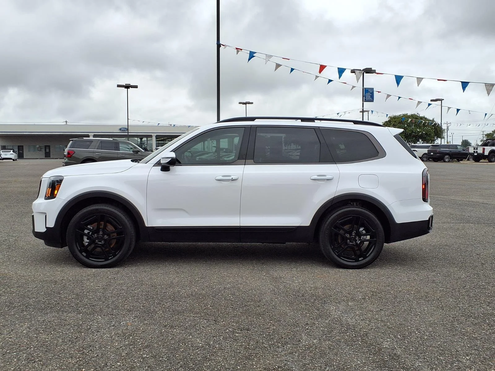 Used 2025 Glacial White Pearl Kia EX X-Line image 3