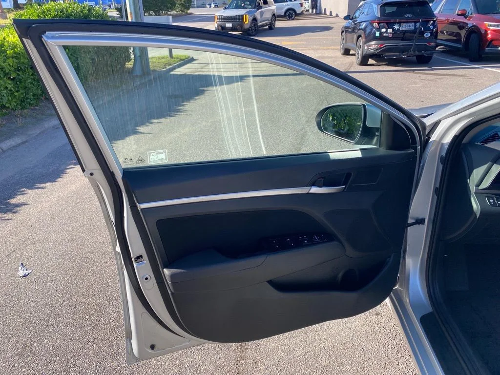 Used 2019 Silver Hyundai SEL image 4