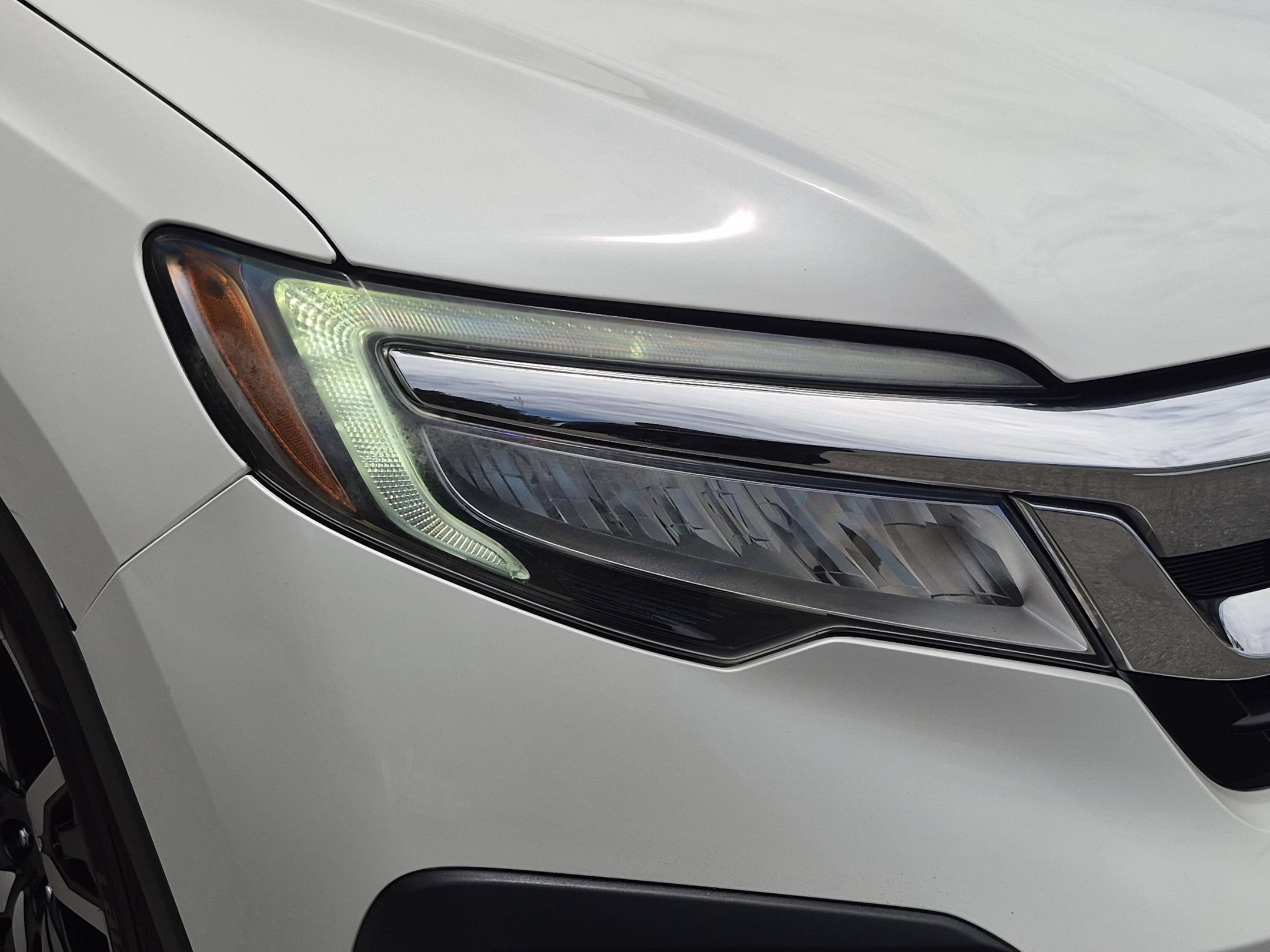 Used 2019 White Diamond Pearl Honda Touring 8-Passenger image 10