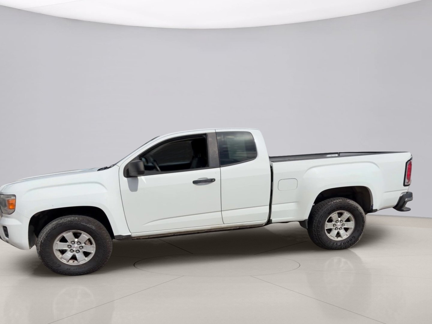Used 2018 White Gmc BASE image 2