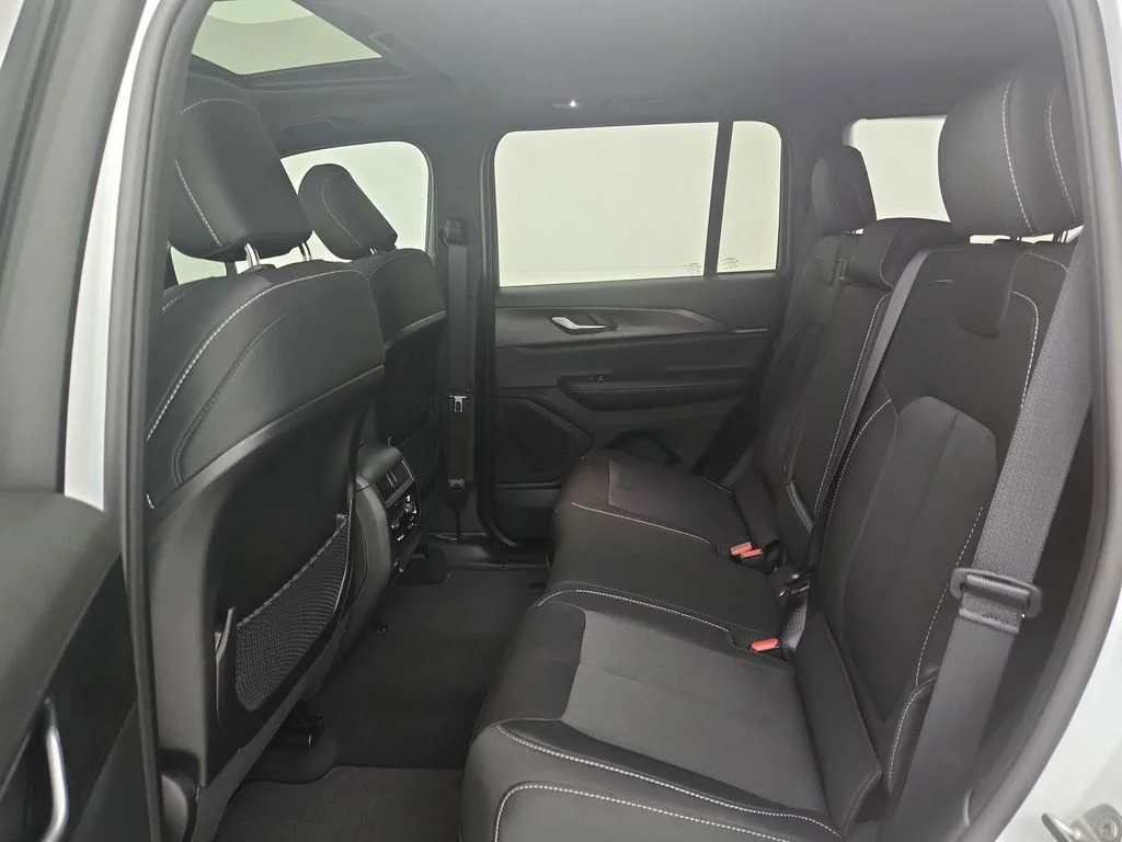 New 2026 Bright White Clear-Coat Exterior Paint Jeep Laredo X image 29