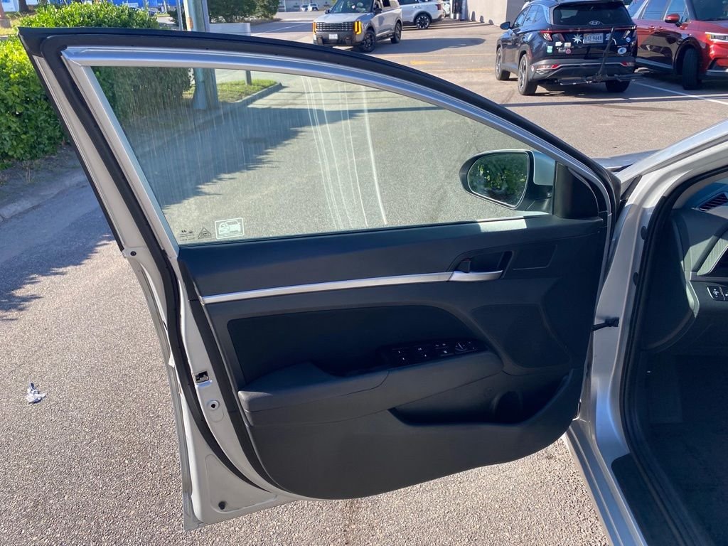 Used 2019 Silver Hyundai SEL image 4