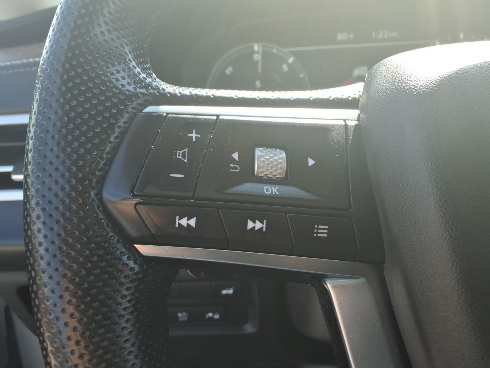 Used 2024 White Diamond/Black Roof Mitsubishi SE image 19