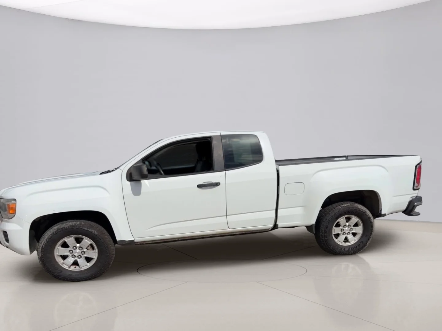 Used 2018 White Gmc BASE image 2