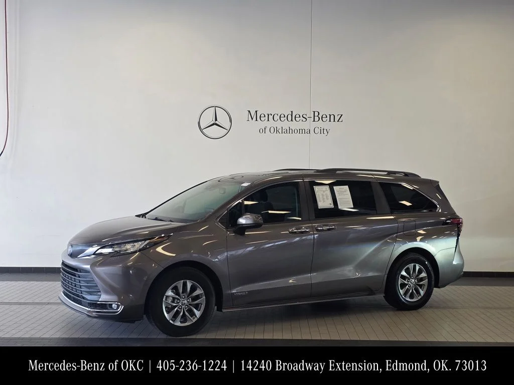 2021 Toyota Sienna XLE 8-Passenger Hybrid FWD's photo