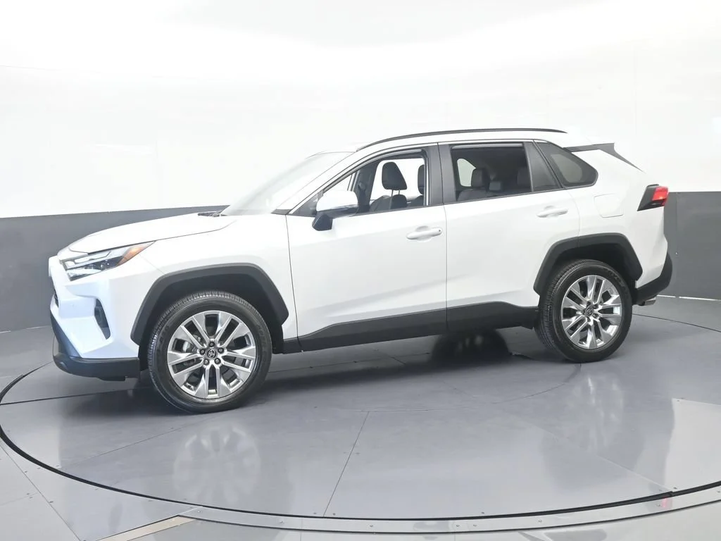 Used 2025 White Toyota XLE Premium image 2