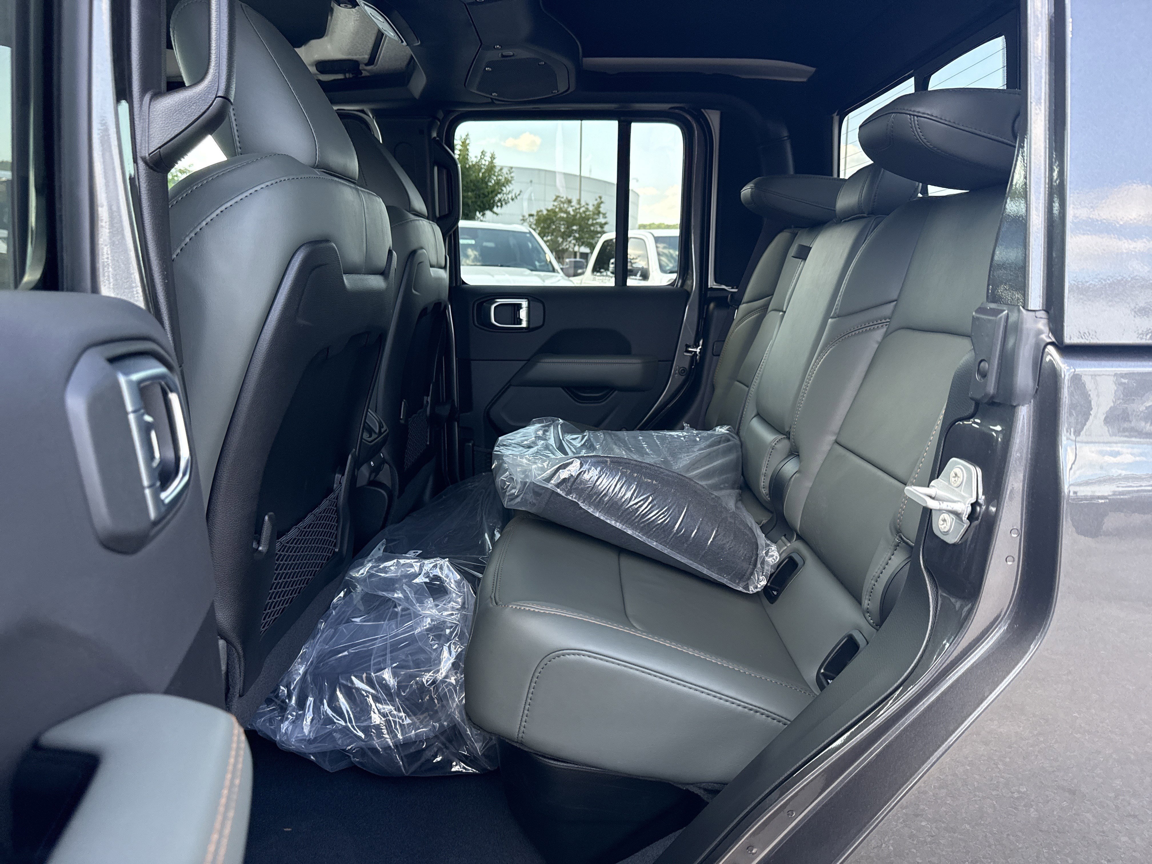 New 2026 Granite Crystal Metallic Clear-Coat Exterior Paint Jeep Mojave X image 21