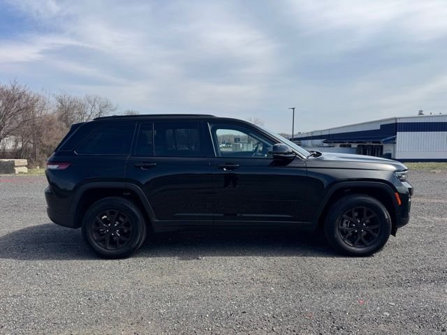 Used 2024 Black Jeep Altitude image 6