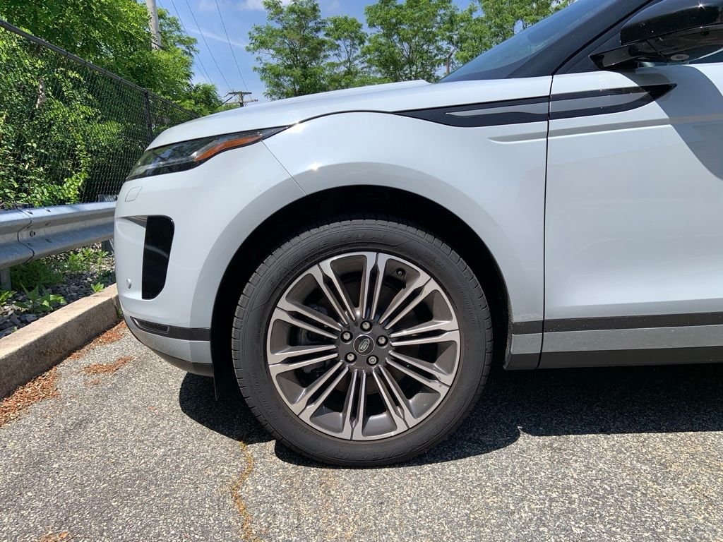 Used 2024 Gray Land Rover S image 9
