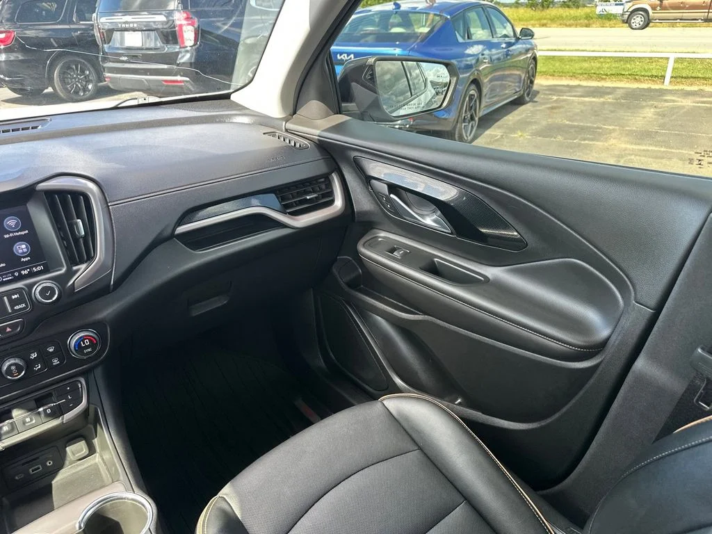 Used 2024 White GMC AT4 image 27