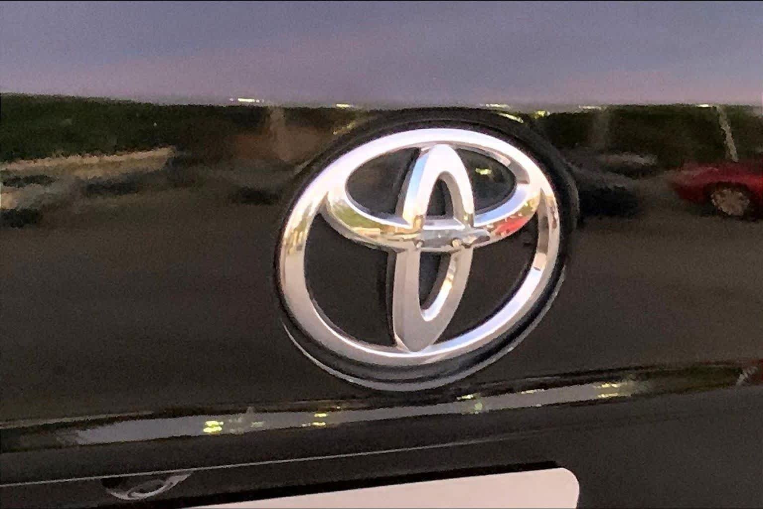 Used 2022 Midnight Black Metallic Toyota XLE image 10