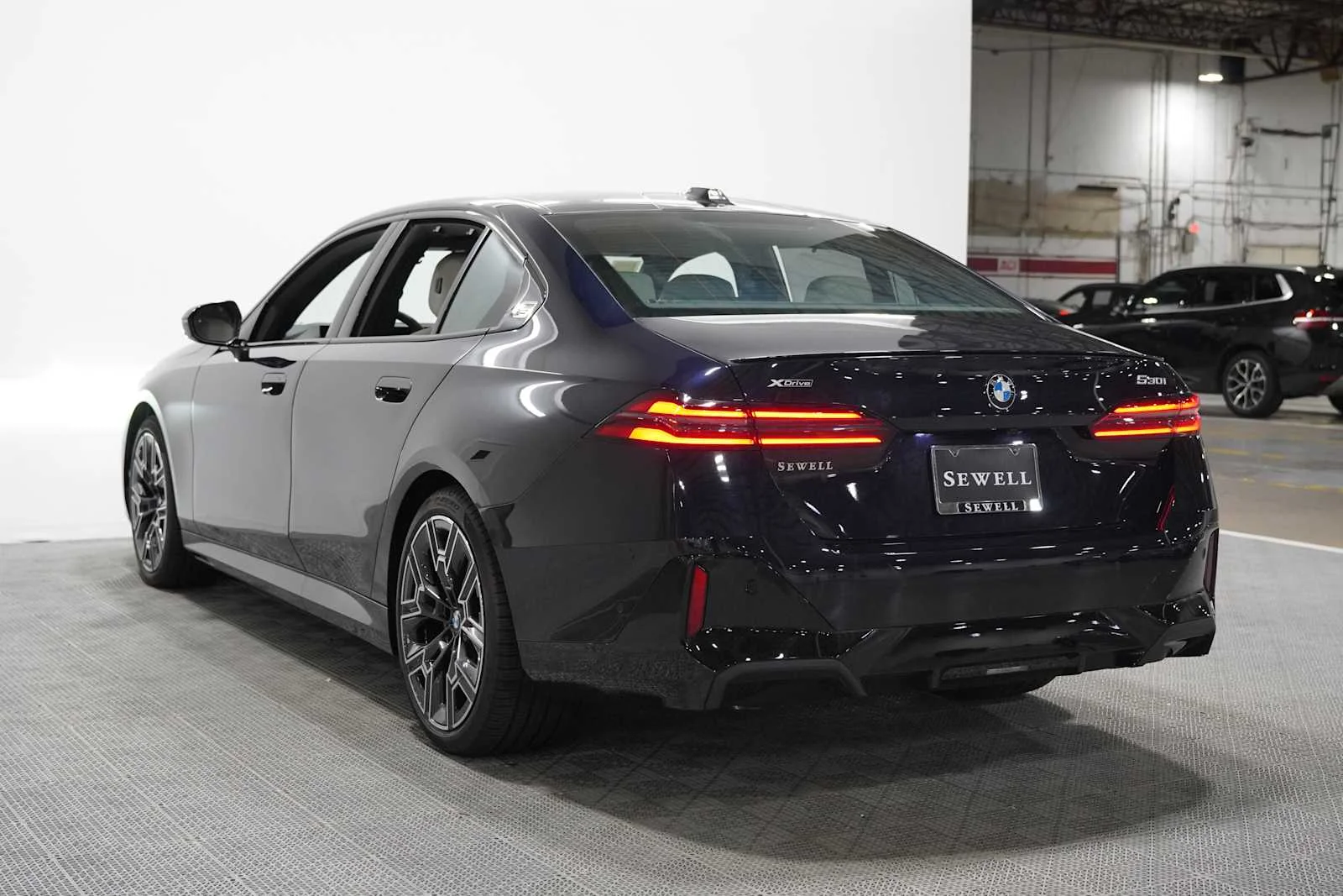 New 2027 Carbon Black Metallic BMW 530i xDrive image 4