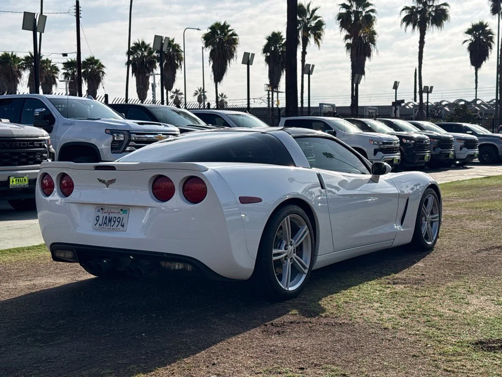 Used 2010 ARCTIC WHITE Chevrolet w/2LT image 5