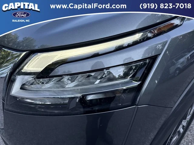 Used 2022 Gray Nissan SL image 11