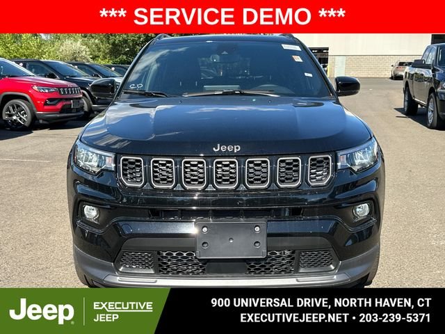New 2025 Diamond Black Crystal Pearl-Coat Exterior Paint Jeep Limited image 6