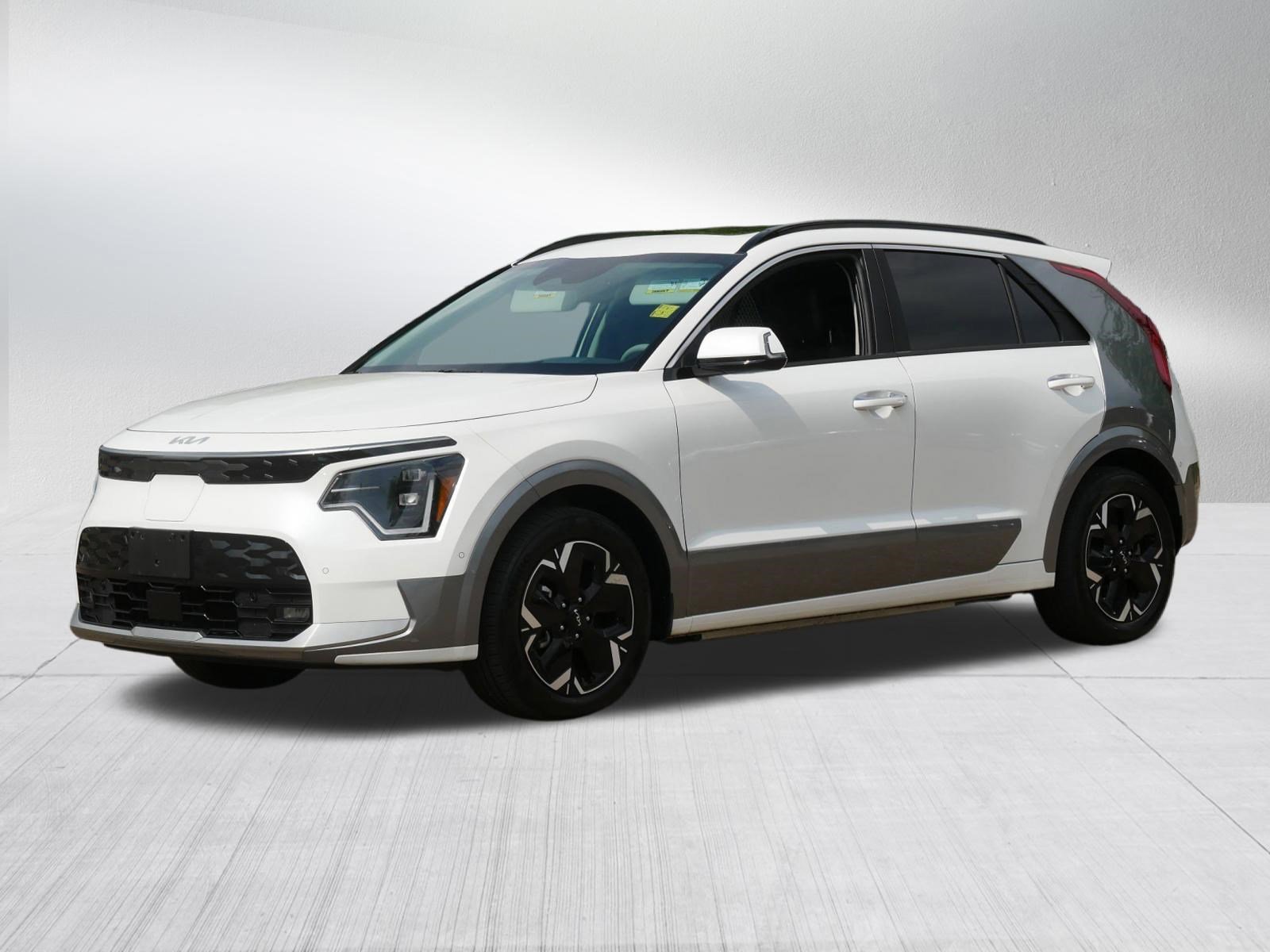 Certified Used 2024 Snow White Pearl Kia Wave image 3
