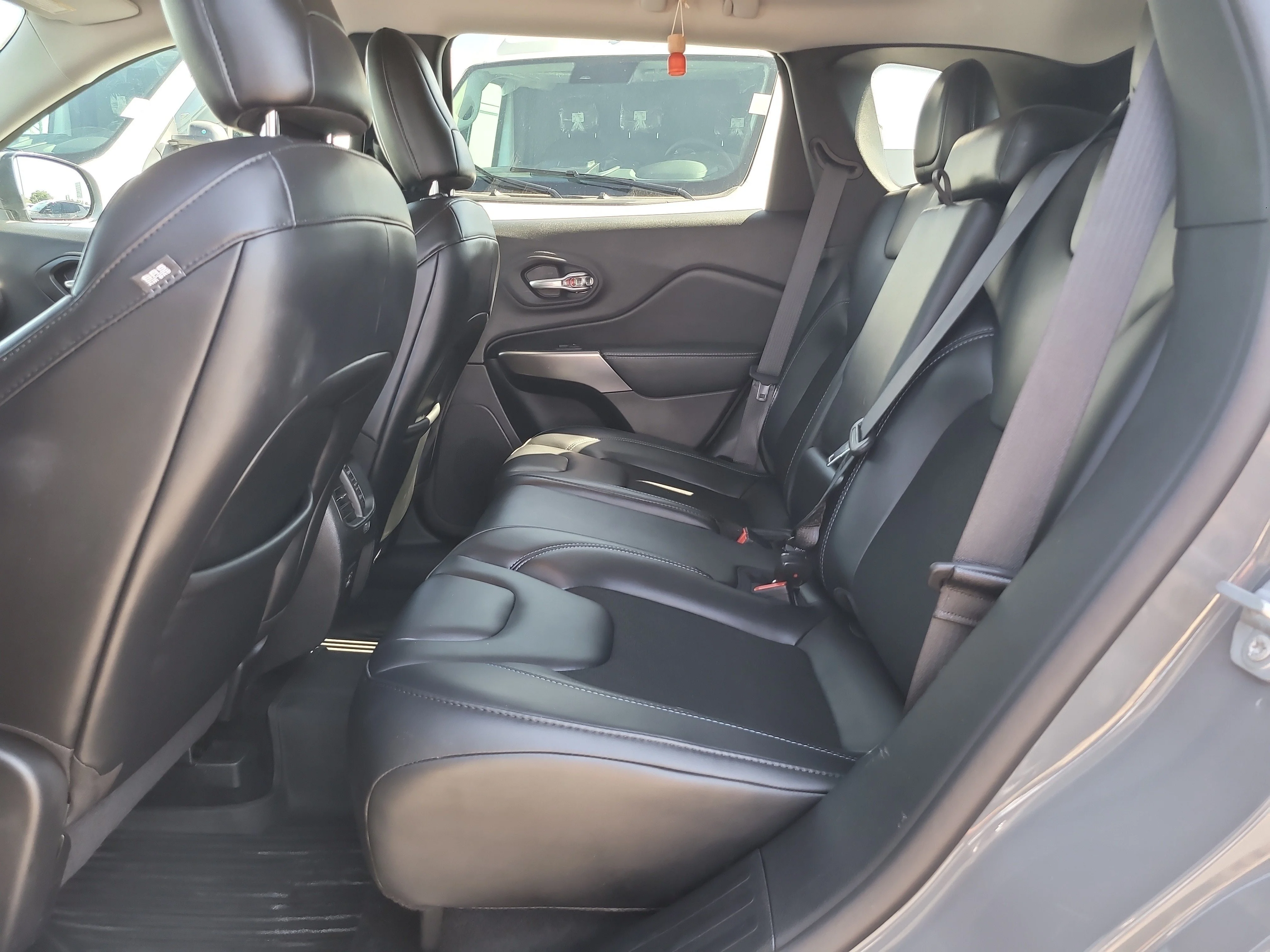 Used 2021 Sting-Gray Clearcoat Jeep Latitude Plus image 11