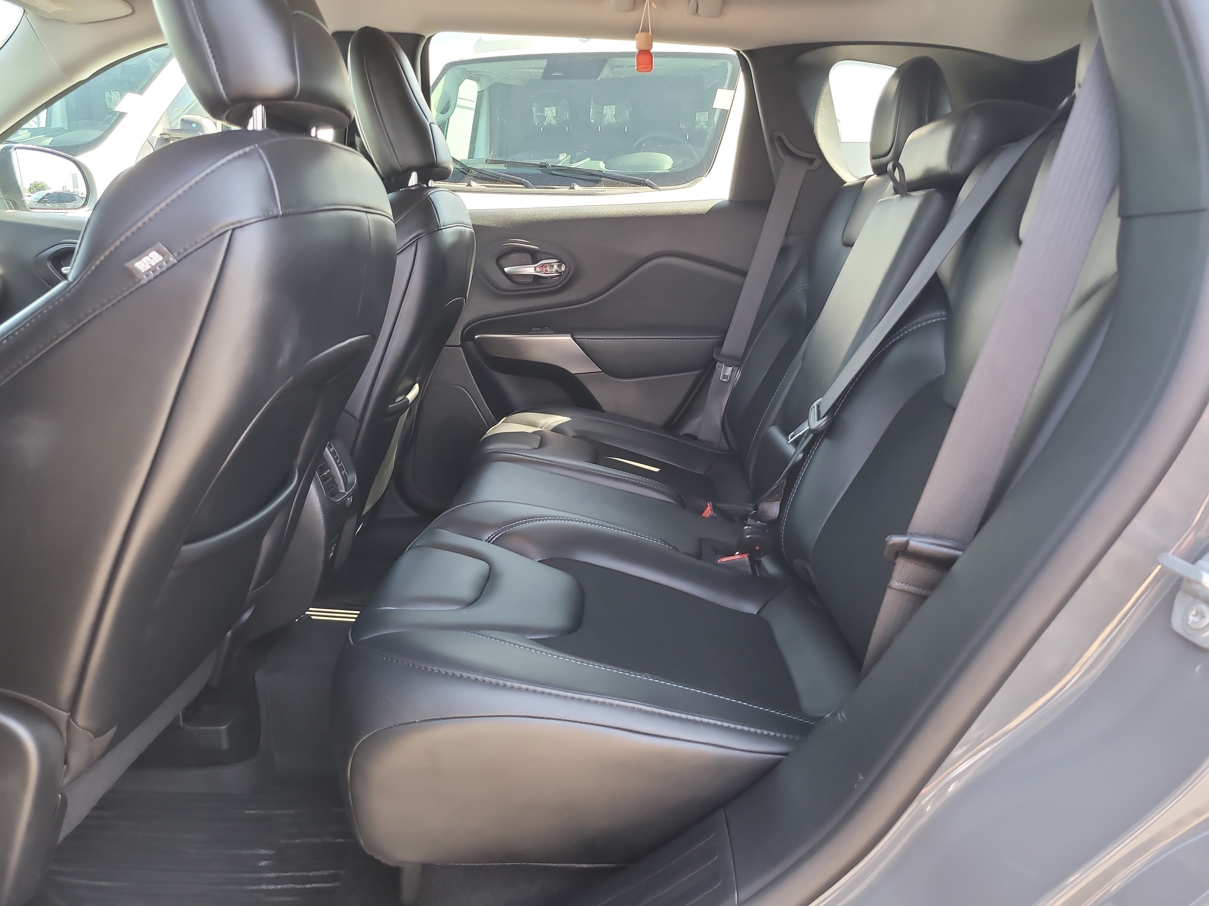 Used 2021 Sting-Gray Clearcoat Jeep Latitude Plus image 11