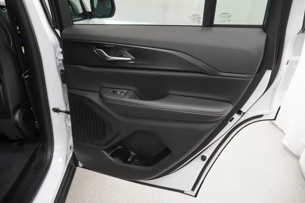 New 2026 Bright White Clear-Coat Exterior Paint Jeep Laredo image 31