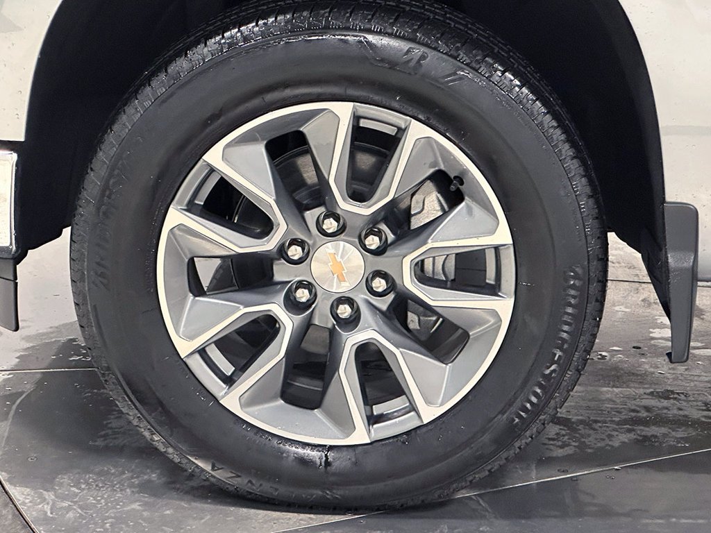Used 2025 Gray Chevrolet LT image 34