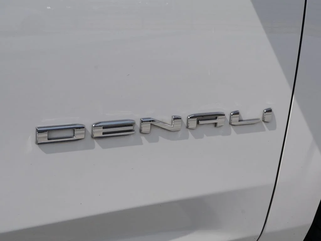 Used 2023 White Frost Tricoat GMC Denali image 8