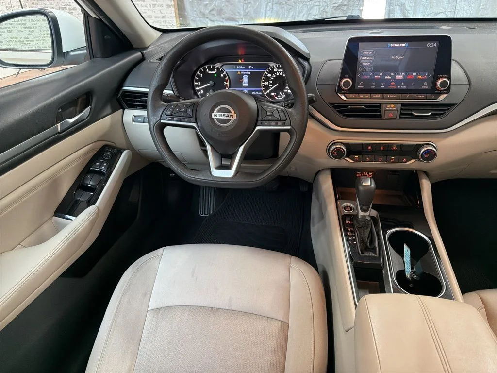 Used 2021 White Nissan 2.5 SV image 15