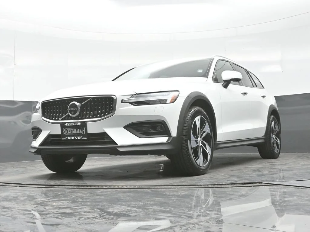 Certified Used 2026 Crystal White Volvo Plus image 21