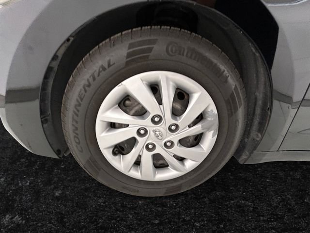Used 2017 Black Hyundai SE image 27