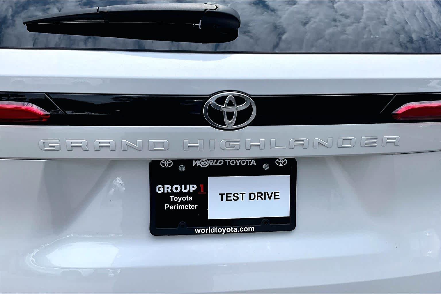 Used 2024 Wind Chill Pearl Toyota XLE image 31