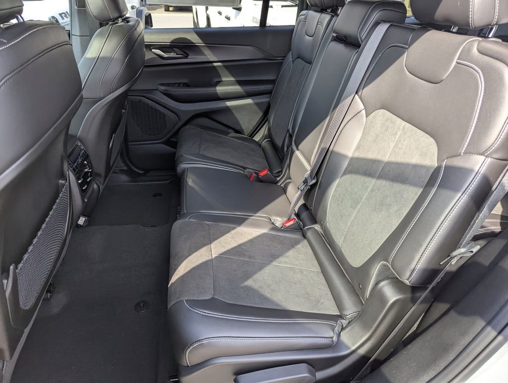 New 2025 Silver Zynith Exterior Paint Jeep Altitude X image 31