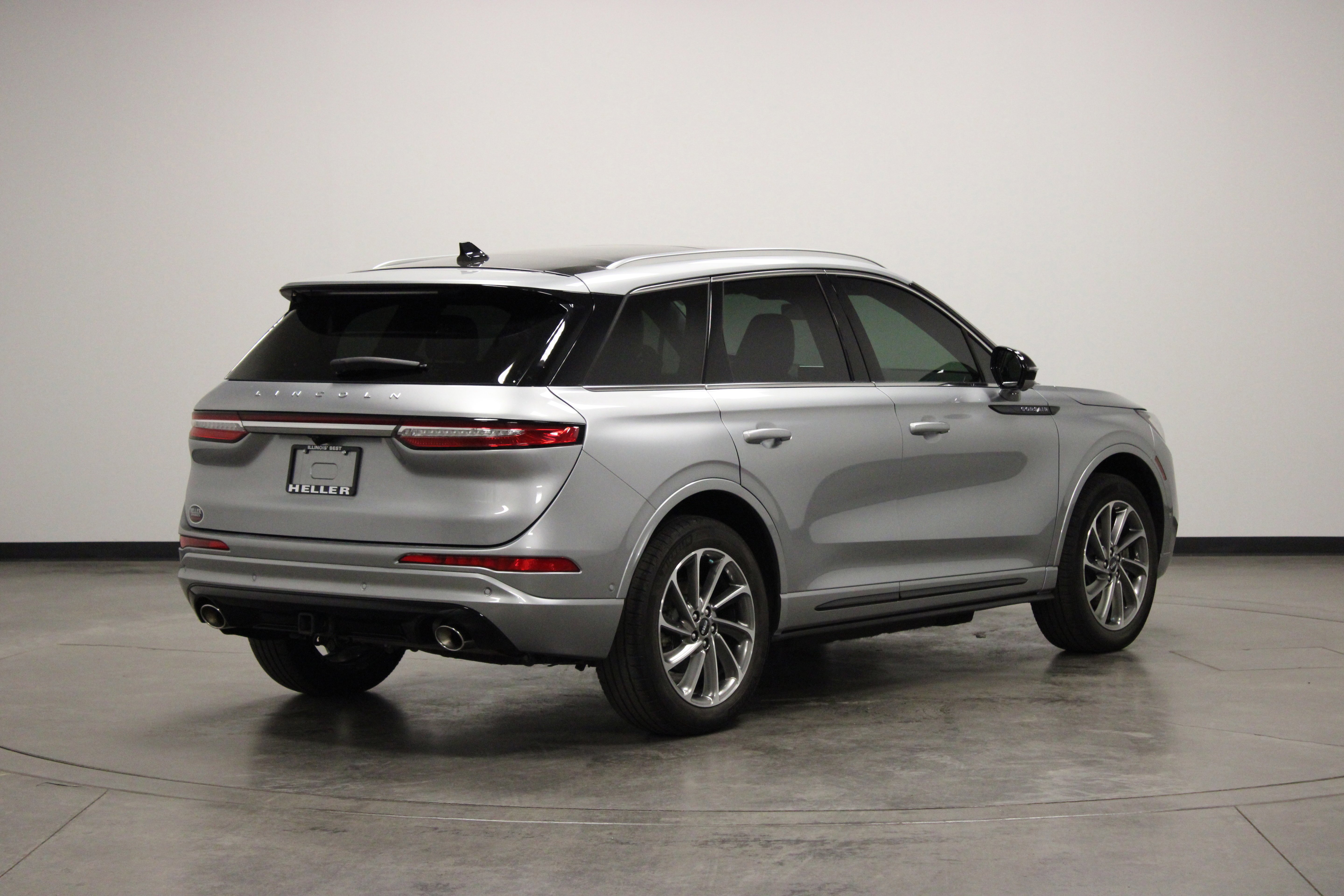 Used 2022 Silver Radiance Metallic Clearcoat Lincoln Grand Touring image 8
