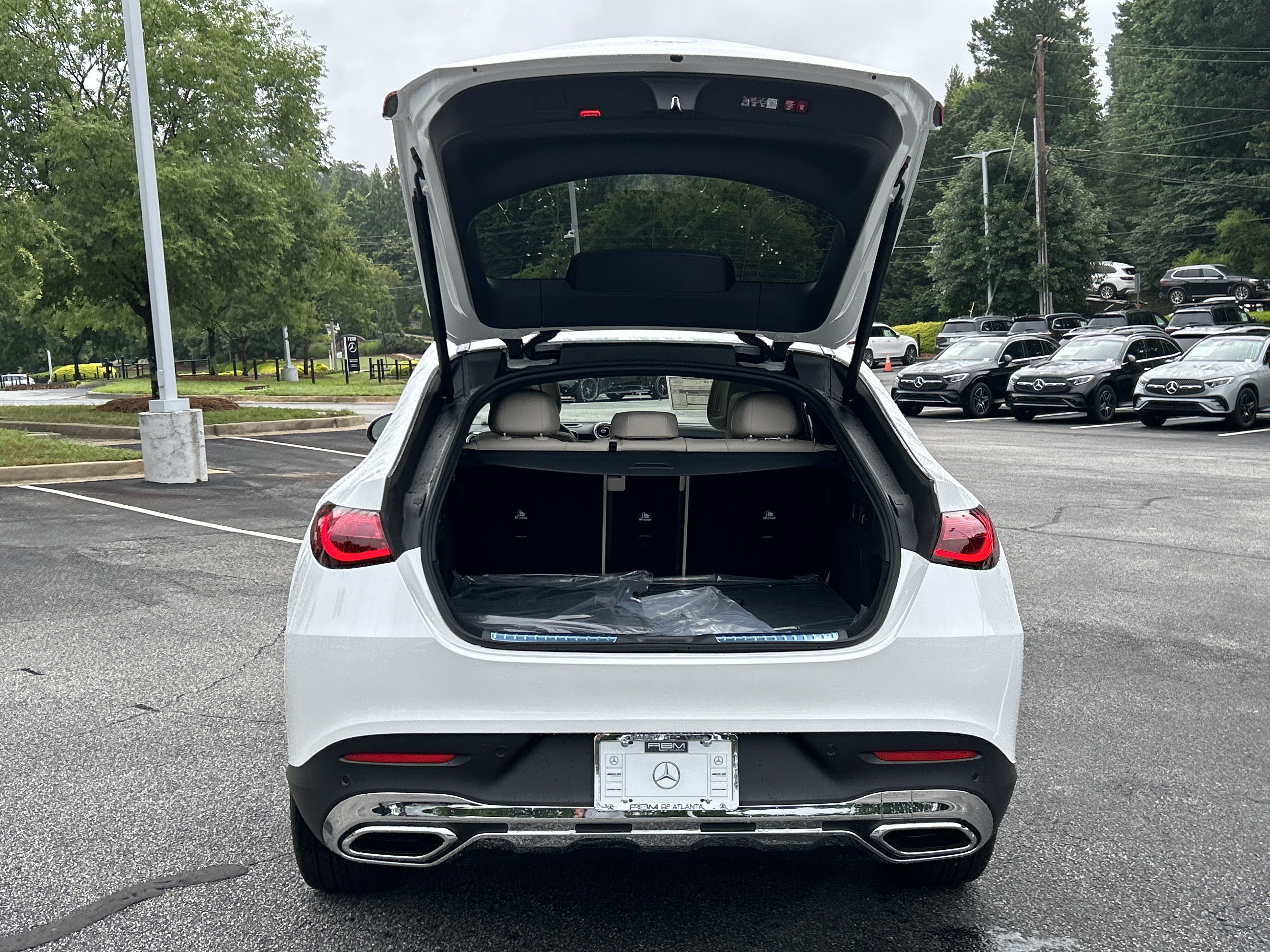 New 2026 MANUFAKTUR Moonlight White Metallic Mercedes-Benz GLC 300 4MATIC® Coupe image 8