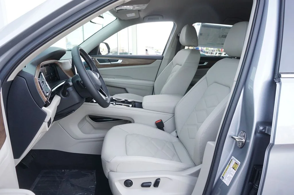 New 2026 Silver Volkswagen SE w/Technology image 11