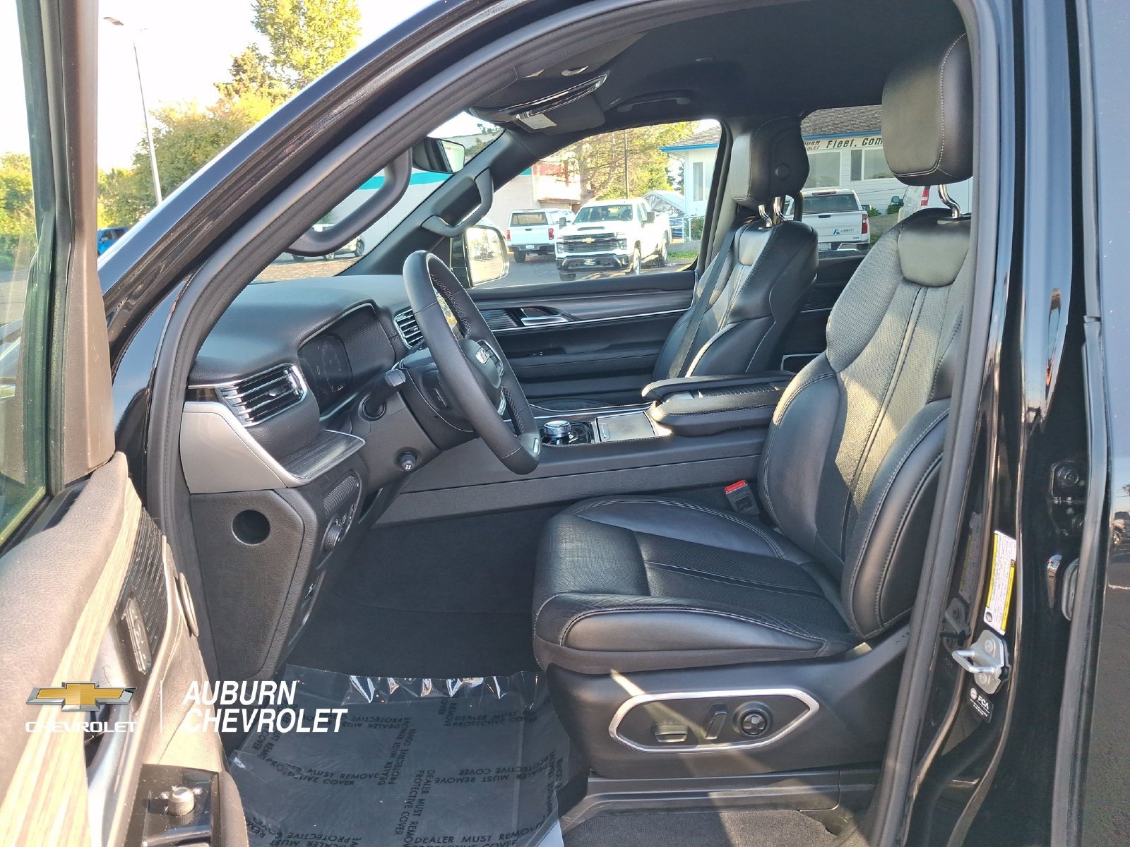 2024 Jeep Wagoneer L Series II - Photo 17