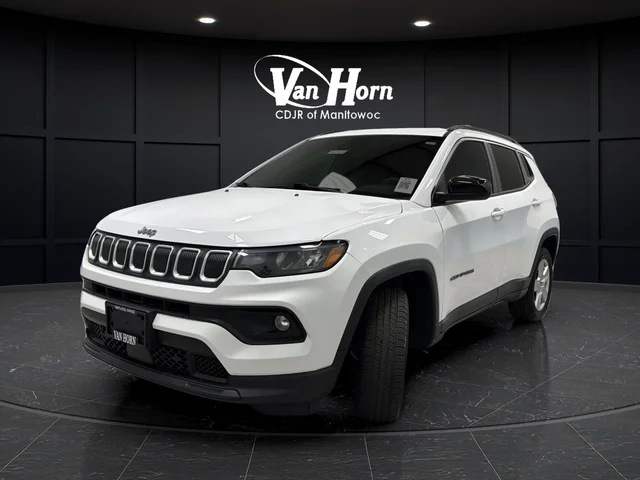 Used 2022 Bright White Clearcoat Jeep Latitude image 3