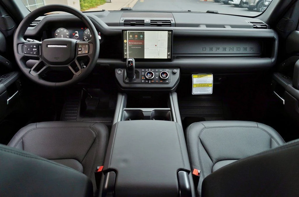 Certified Used 2025 Black Land Rover X-Dynamic SE image 11