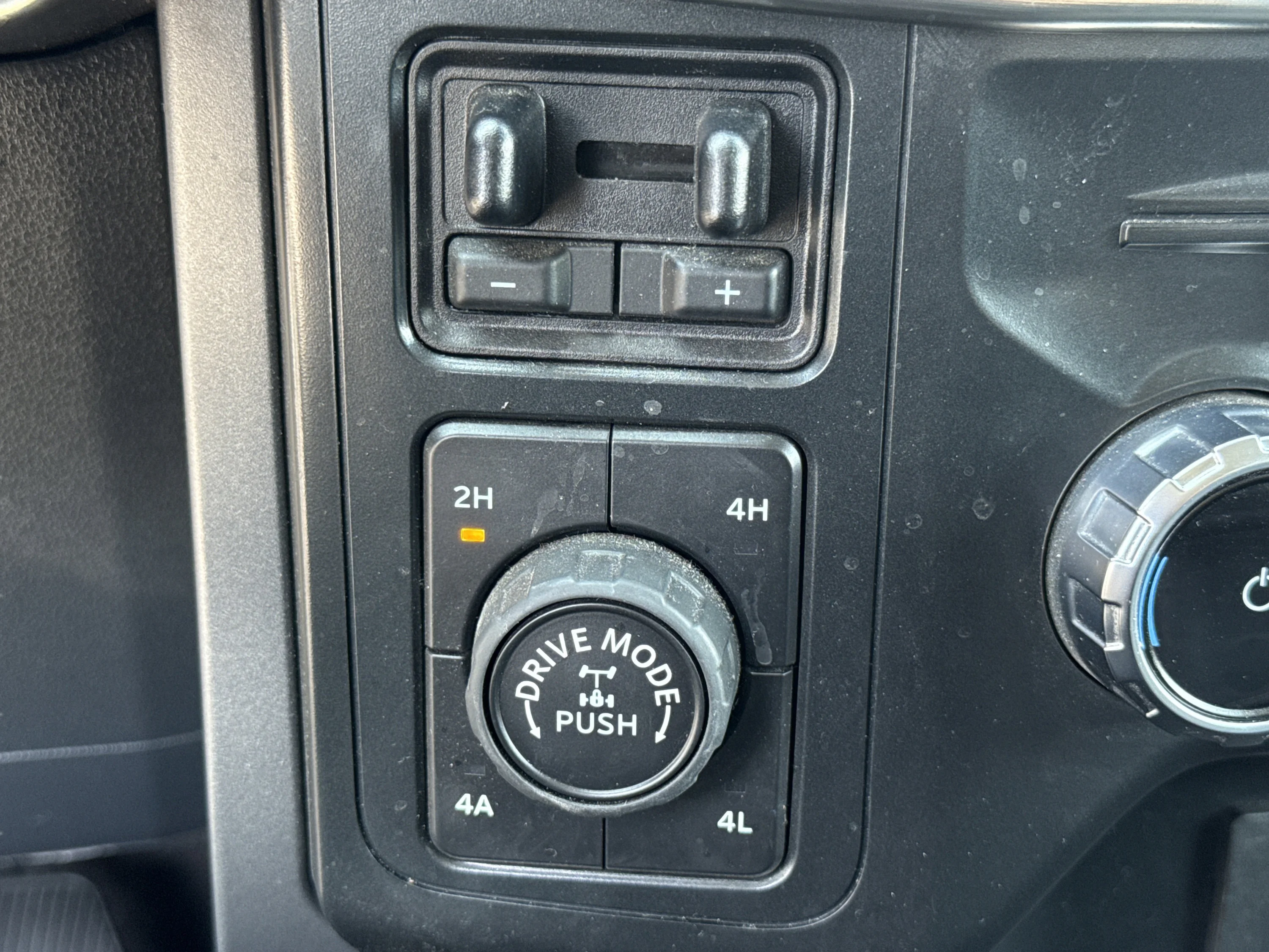 Used 2022 Agate Black Metallic Ford LARIAT image 34
