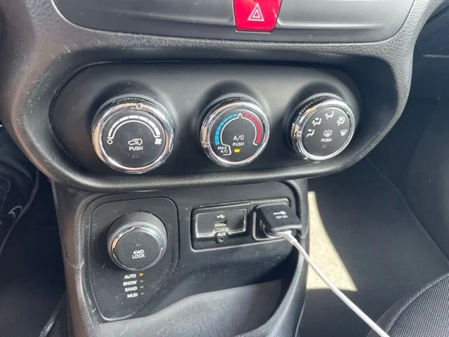 Used 2017 Gray Jeep Latitude image 12