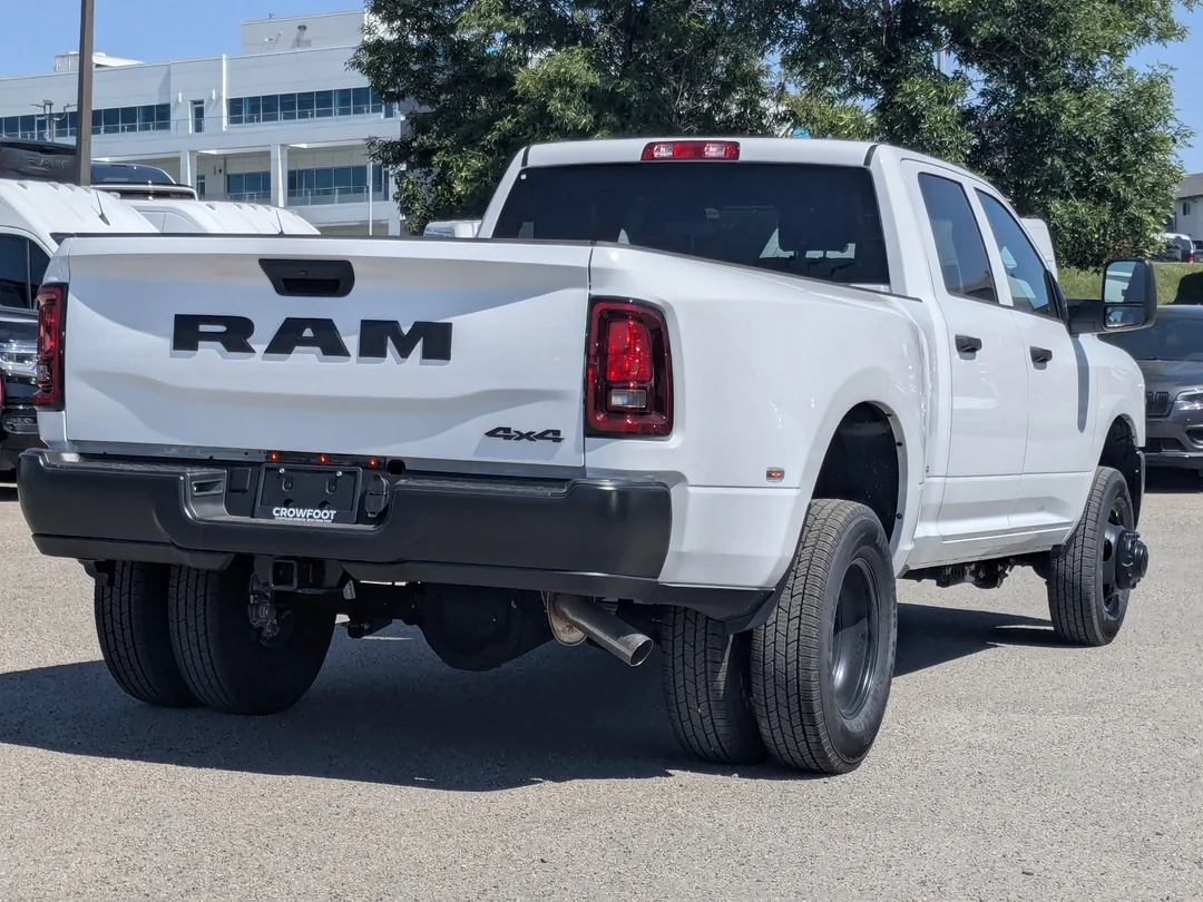 New 2026 White RAM Tradesman - - 4x4 - DUALLY - Uconnect 5 w/ 8.4 Screen - Apple CarPlay & More! image 8