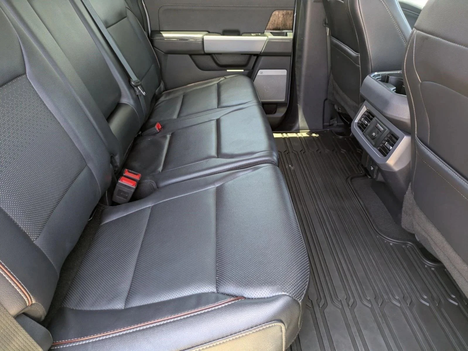 Used 2024 Glacier Gray Metallic Tri-Coat Ford LARIAT image 17