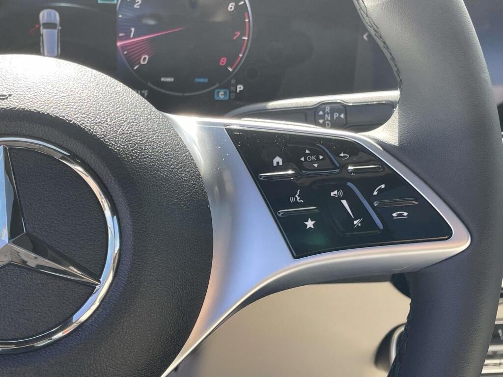 New 2026 Polar White Mercedes-Benz GLB 250 image 31